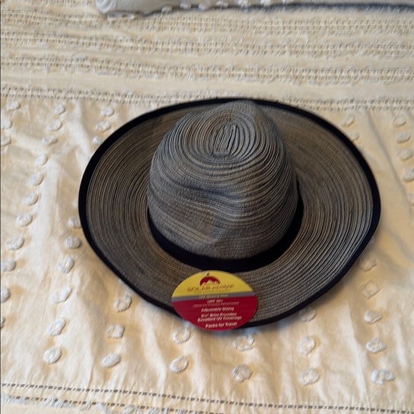 Solar Escape Accessories - Gray Wide-Brimmed Women's Hat